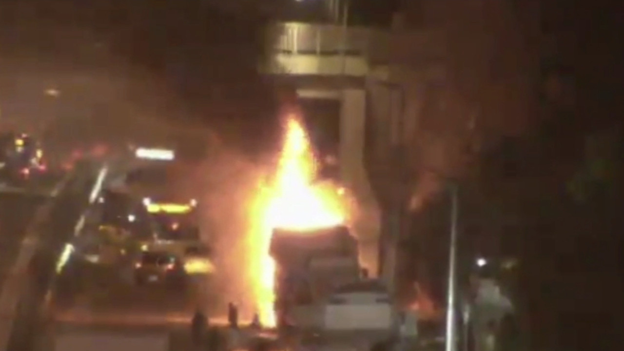 Tuzla'da park halindeki TIR alev alev yandı