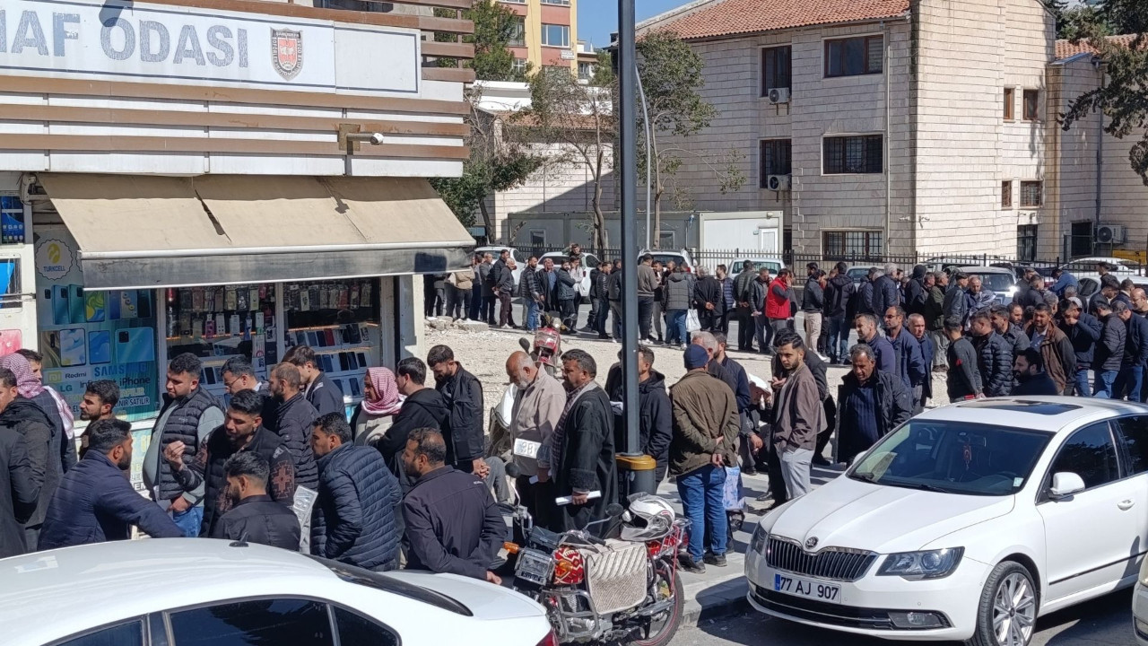 APP plaka değişimi izdiham yarattı: Gişe kuyruğu uzadıkça uzadı