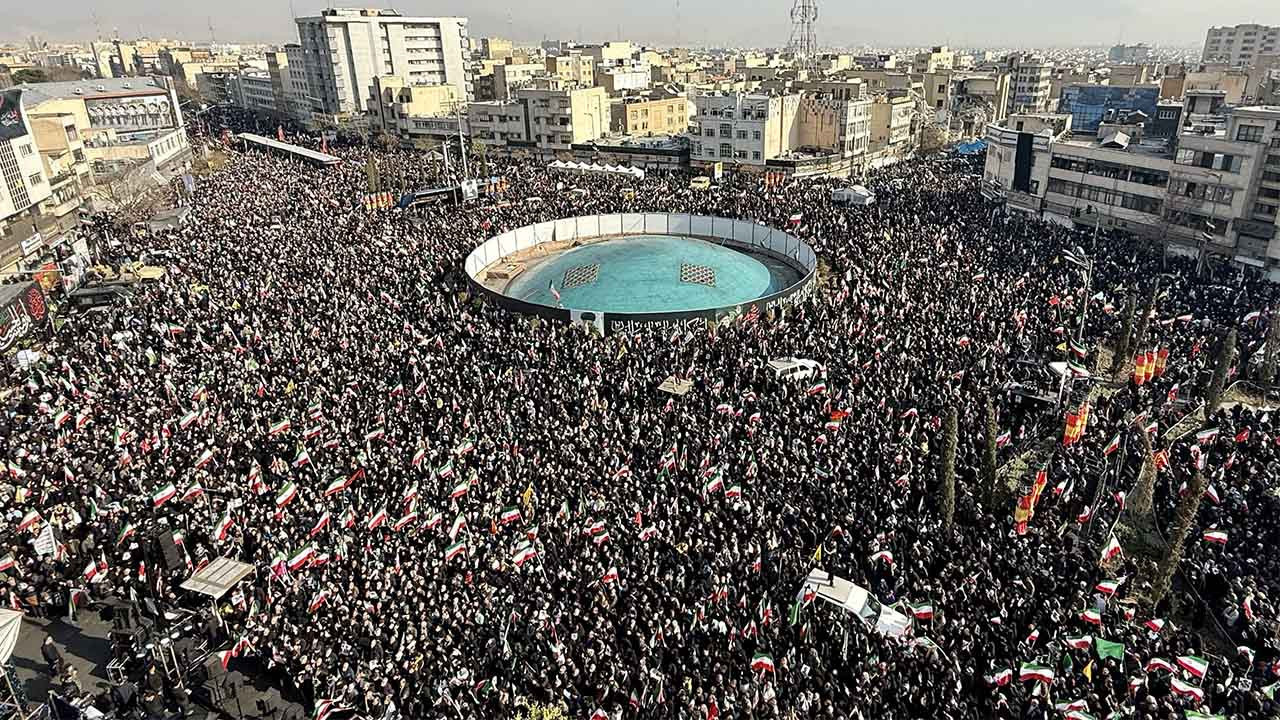 İranlılar meydanda! Ayetullah Mücteba Hamaney'e bağlılık mitingi...