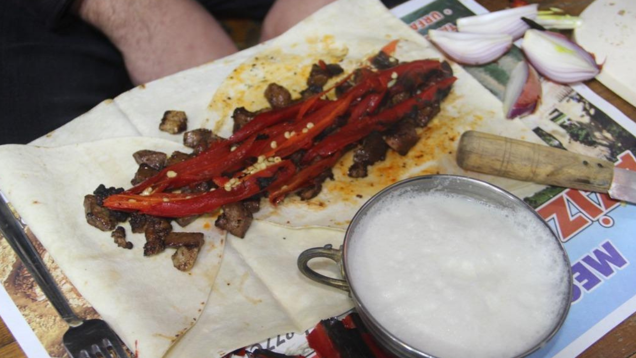 Tüm gece kuyruk oluşuyor! Porsiyonu 300 lira, günde 5 ton tüketiliyor