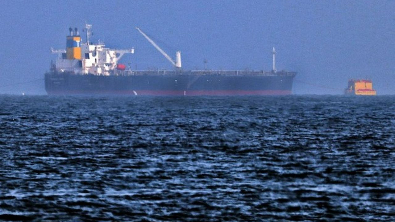 BAE'de bir gemi daha vuruldu: Yangın çıktı