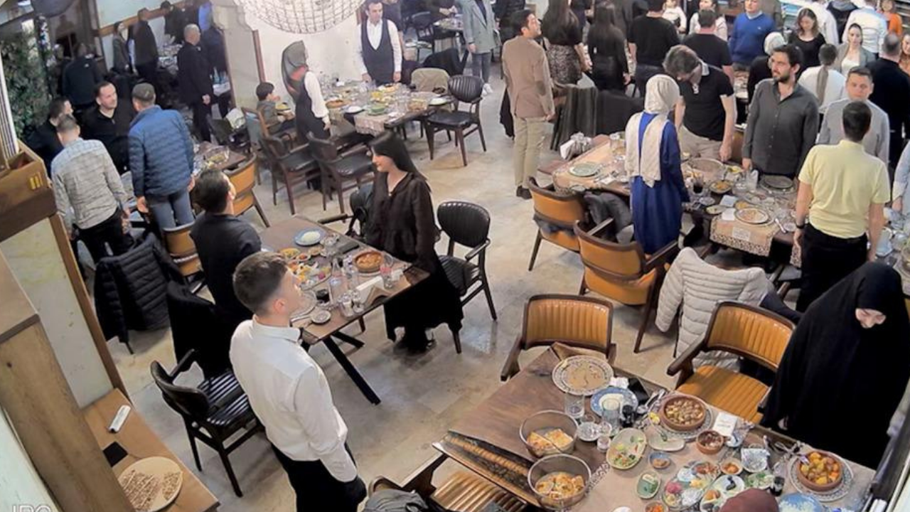 İftar salonunda unutulmaz an! 6 yaşındaki piyanist İstiklal Marşı ile herkesi ayağa kaldırdı