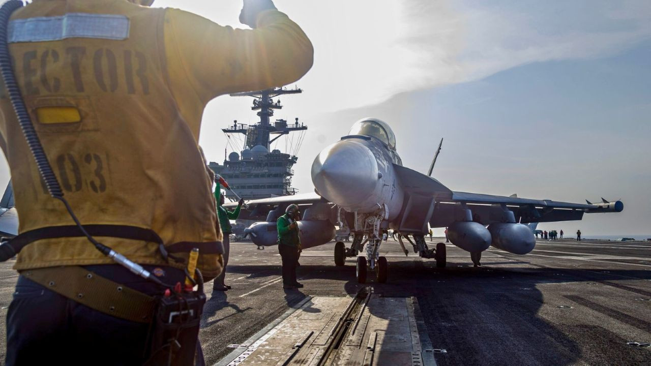 USS Abraham Lincoln İran'dan gelen hassas füze yağmurunun etkisinde: Uçak gemisi kaçtı