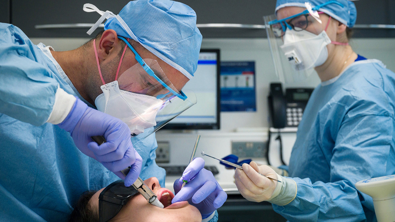 İNGİLTERE’DE DİŞ SAĞLIĞI ÖZELE TESLİM! Her üç kişiden biri özel kliniğe gidiyor