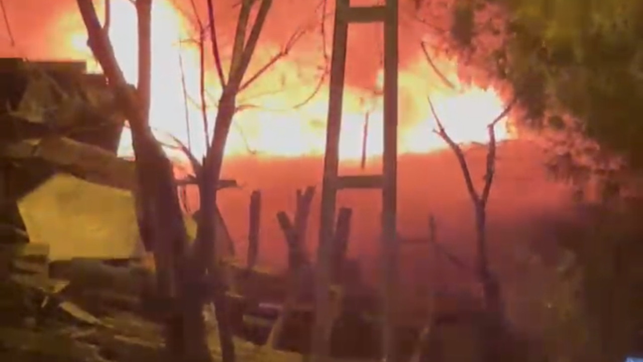 Tuzla'da 2 gecekondu alev alev yandı