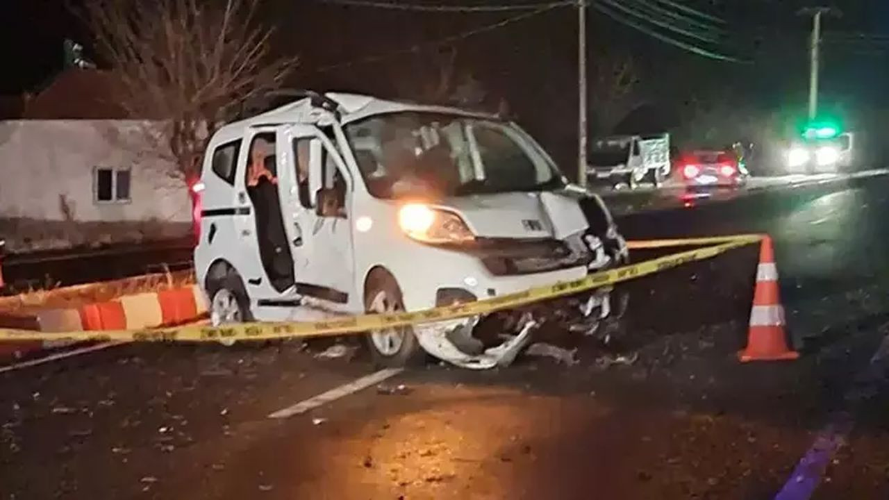 Niğde’de hafif ticari araç elektrik direğine çarptı