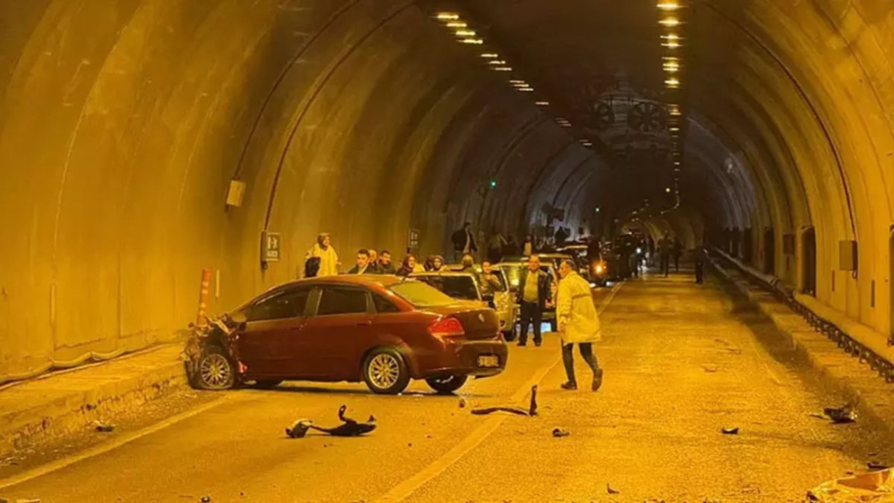 Tünel girişinde iki otomobil çarpıştı: 7 yaralı
