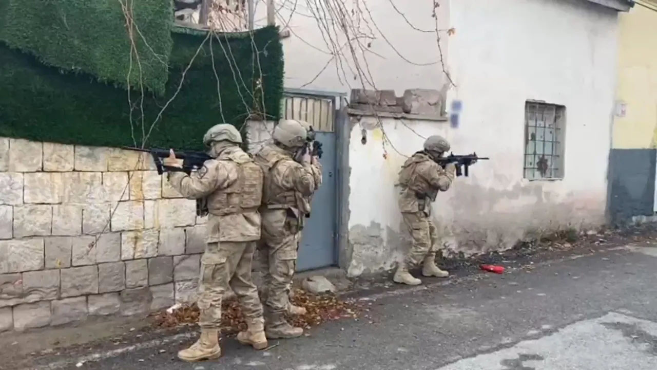 DEAŞ terör örgütüne operasyon! Yüzlerce kişi yakalandı