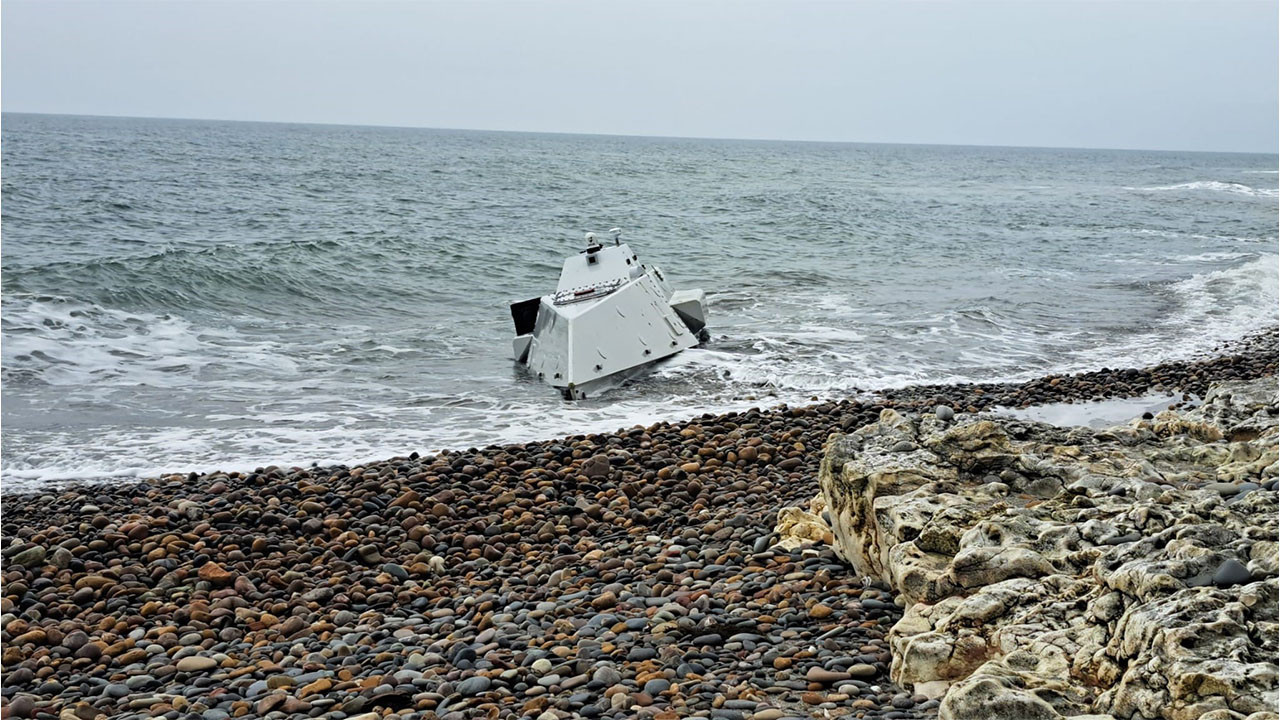 Facianın eşiğinden dönüldü! 2 ton mühimmat yüklü deniz aracı karaya vurdu