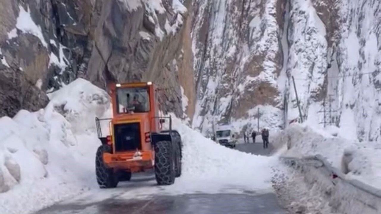 Hakkari Yüksekova’da çığ paniği: Faciadan dönüldü