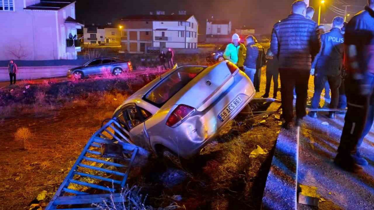 Otomobil bariyere çarptı: 1’i ağır, 2 kişi yaralandı