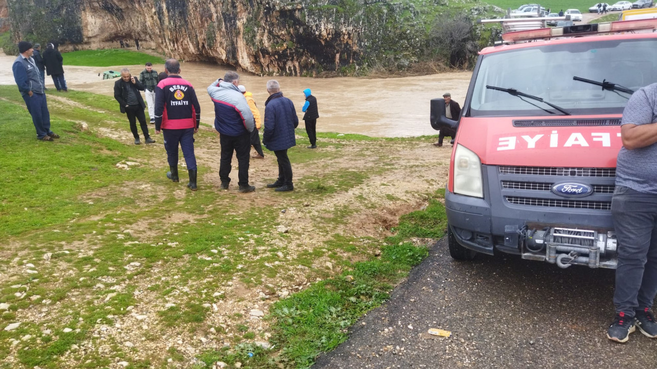 Adıyaman'da 4 işçi, sel suyuna kapılıp mağaraya sığındı!