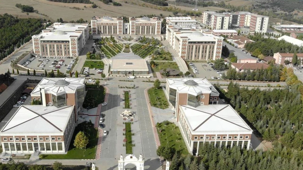 BŞEÜ’de 2 bölüm daha akredite oldu