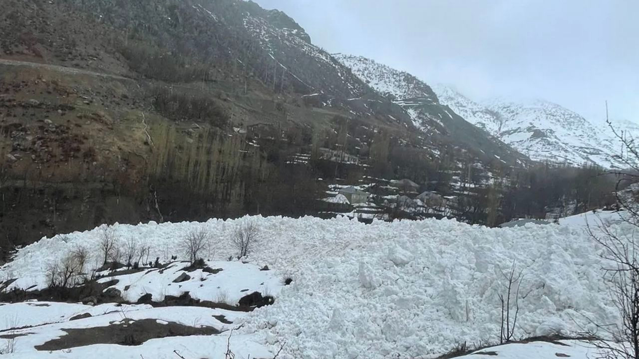 Hakkari'de çığ riski nedeniyle 4 ev tahliye edildi