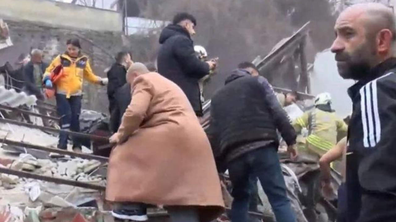 İstanbul Fatih'te bir bina çöktü