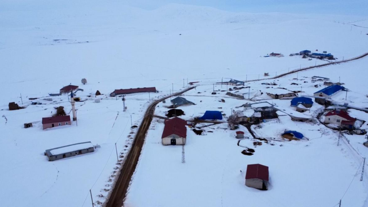 Kars'ta kar kalınlığı 2 metreyi aştı