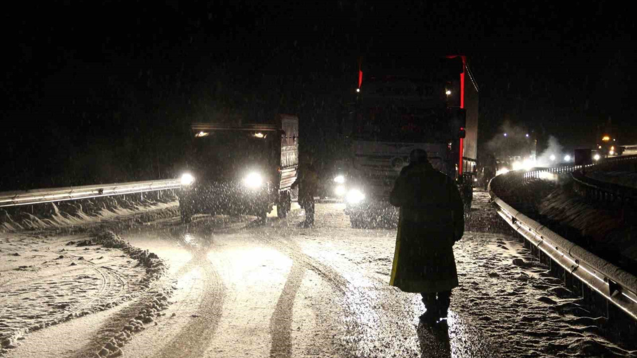 Kop Dağı Geçidi’nde kar ve tipi!