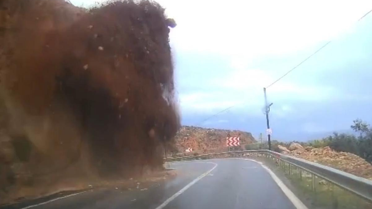 Mersin-Antalya kara yolundaki heyelan kamerada