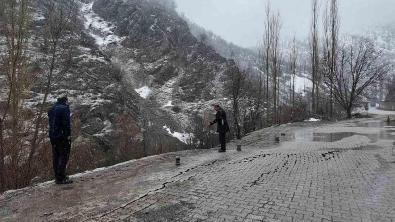 Sağanak nedeniyle köyün bir bölümü çöktü! Evler boşaltıldı