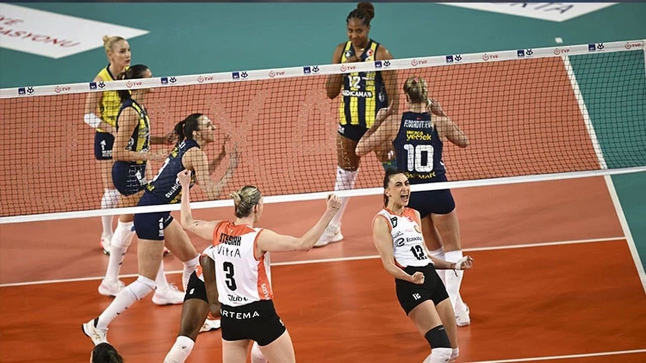 Fenerbahçe'yi yenen Eczacıbaşı finalde VakıfBank'ın rakibi oldu
