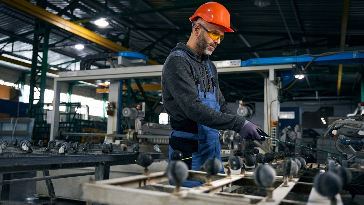 Hürmüz’ün kapandığı martta imalat sanayisi güç kaybetti