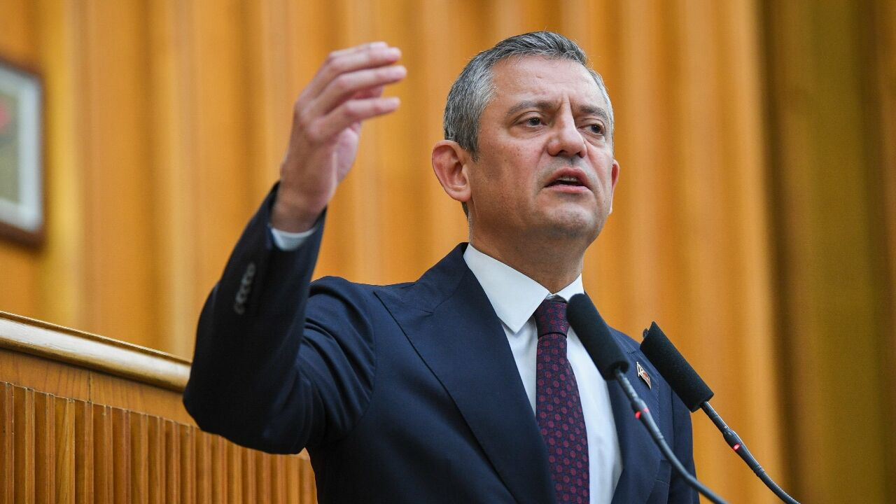 Özgür Özel grup toplantısında konuşuyor