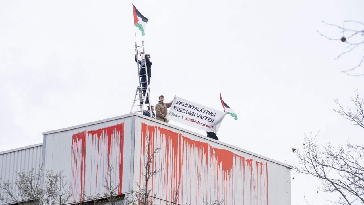 İsrail’e mühimmat satan şirkete Filistin bayrağı dikildi! Alman devine ‘kırmızı’ protesto