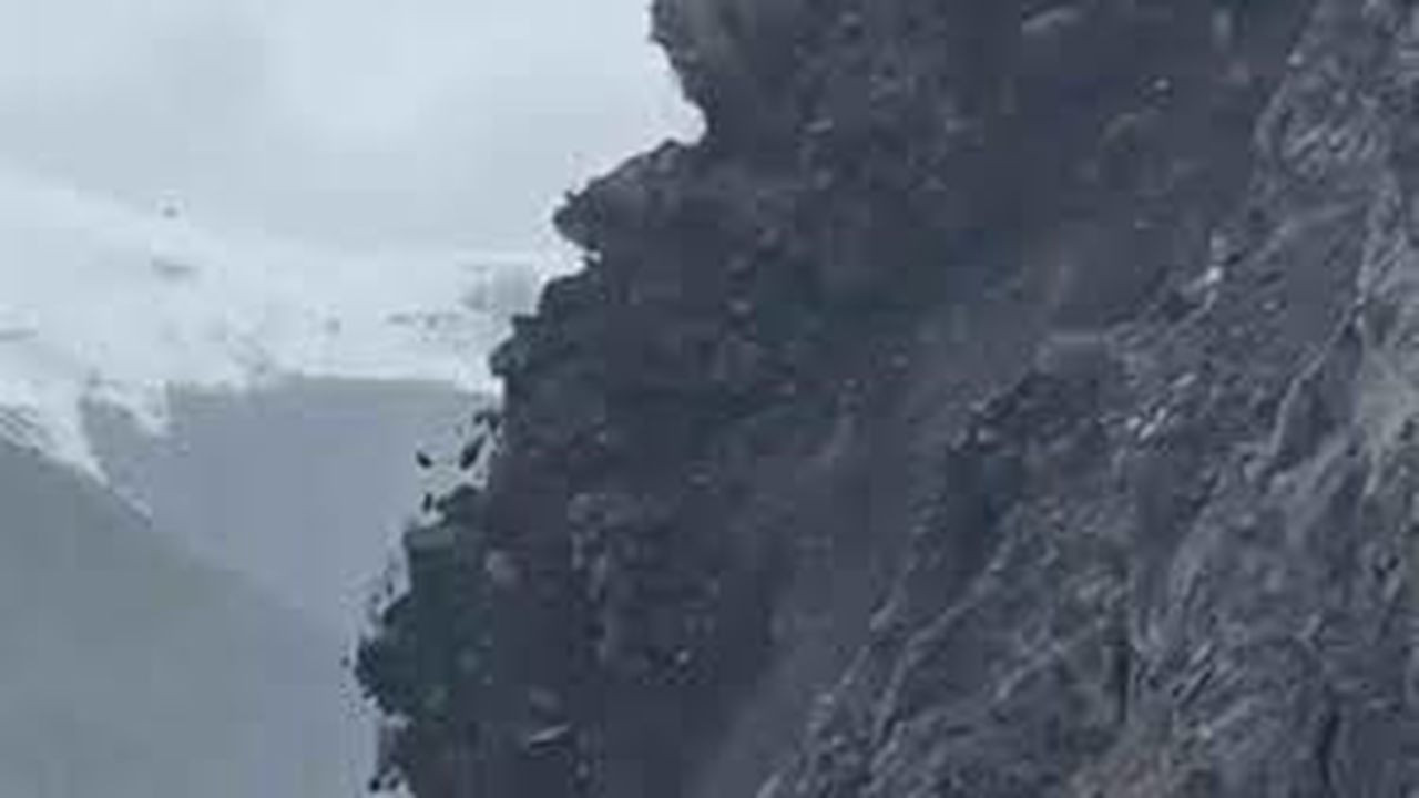 Yüksekova-Hakkari kara yolunda heyelan