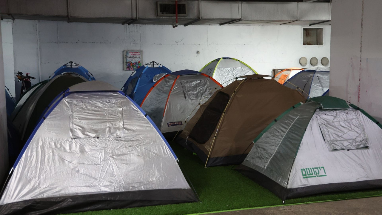 Tel Aviv metrosunda çadır kent manzarası! İsrailliler sığınaklara hapsoldu