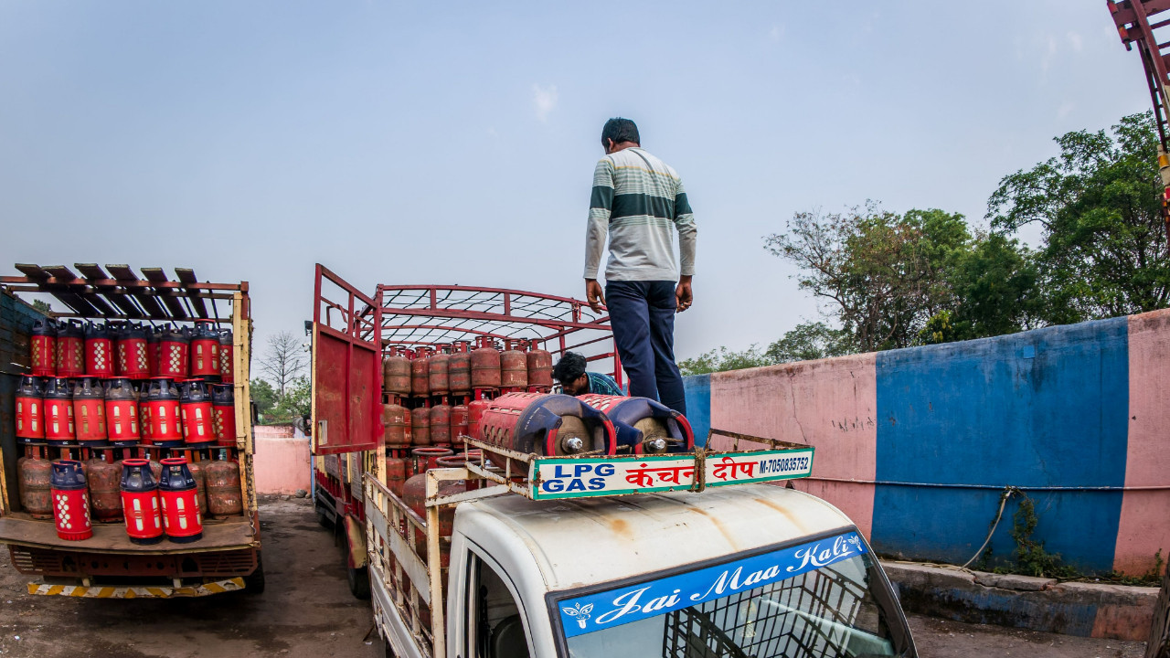 Hürmüz'deki kriz Hindistan'ı vurdu: Kamyonetlerle sıvı petrol gazı taşıyorlar