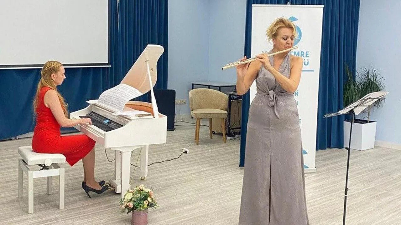 Sihirli flütüyle dünyayı dolaşıyor