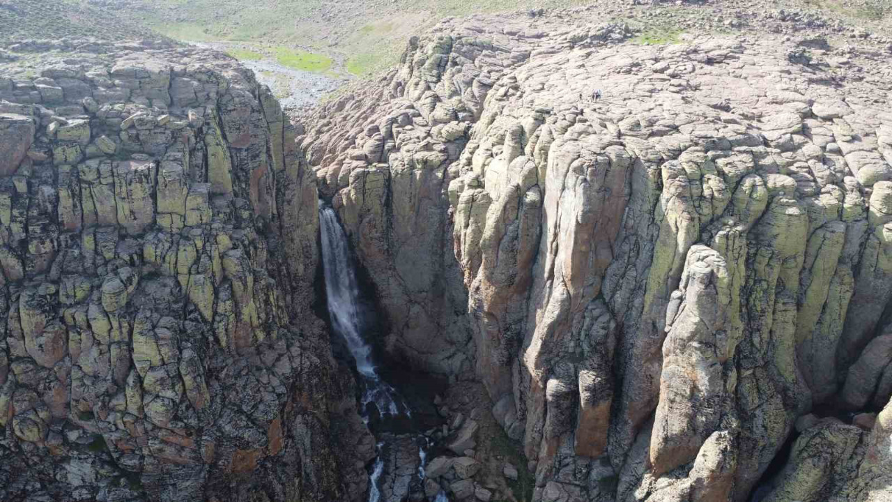 Bingöl'ün saklı şelalesi! Ilıcalar beldesinde yer alıyor