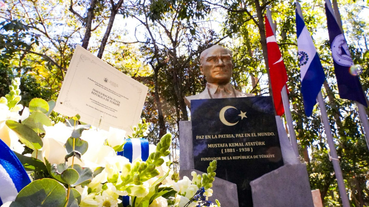 O ülkede Atatürk büstü ve Türkiye parkı açıldı