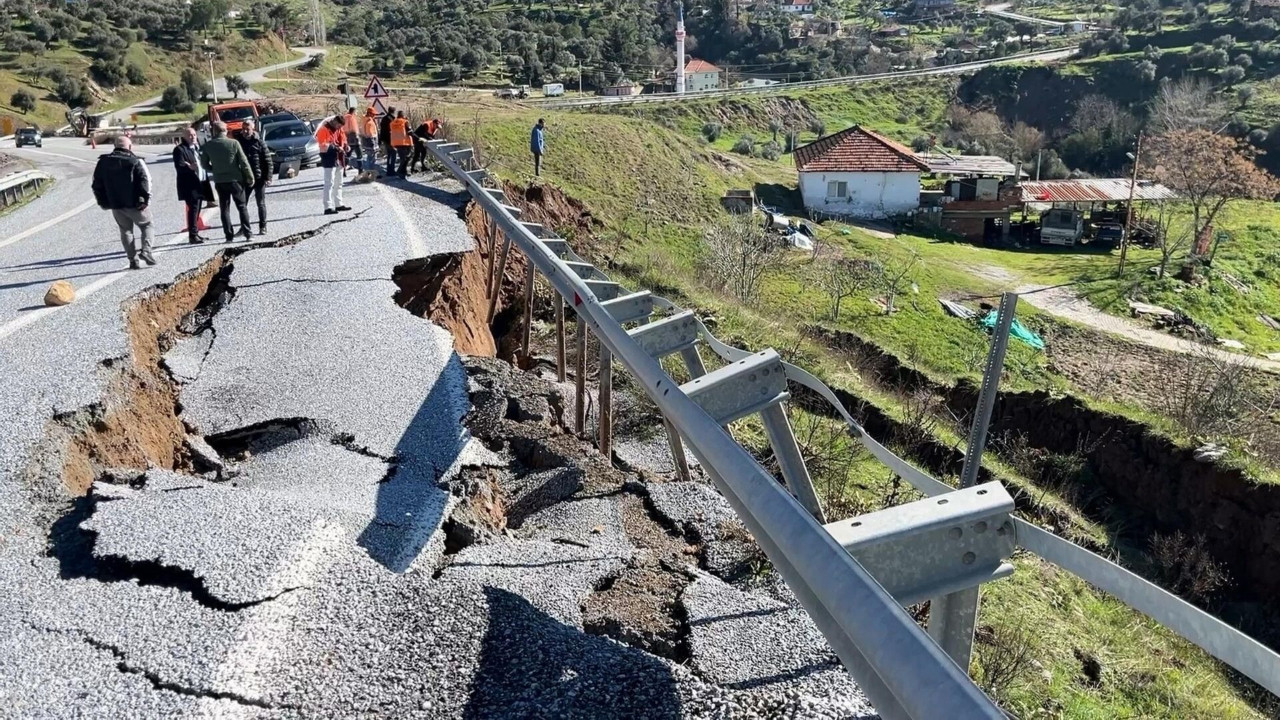 Aydın’da karayolu ikinci kez çöktü! Onarılan asfalt yağmura dayanamadı
