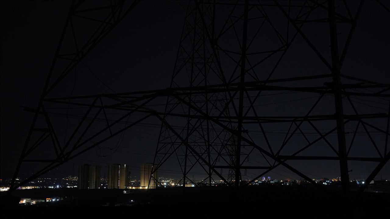 Tahran'ın bazı bölgelerinde elektrik kesintileri yaşandı