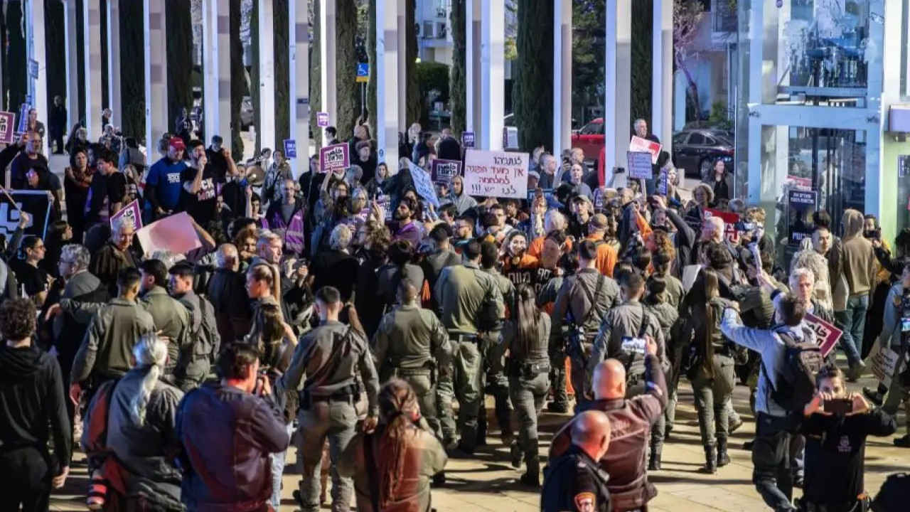 Tel Aviv'de İran savaşı protesto edildi! Çok sayıda kişi gözaltına alındı