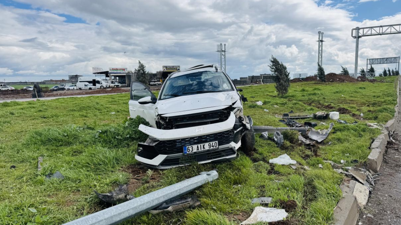 Diyarbakır'da okul servisi otomobille çarpıştı: 15 yaralı