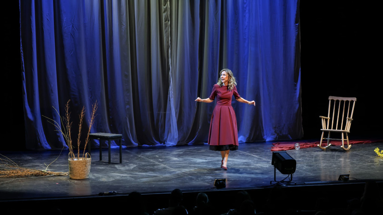 ‘Liste’ İstanbul’da perde açtı! İnci Türkay tiyatroyu hatırlattı