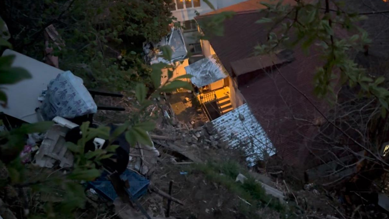 İstanbul'da yağış sonrası toprak kaydı, 6 bina boşaltıldı