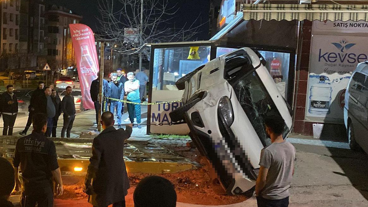 Makas atan sürücü 5 araca çarpıp takla attı