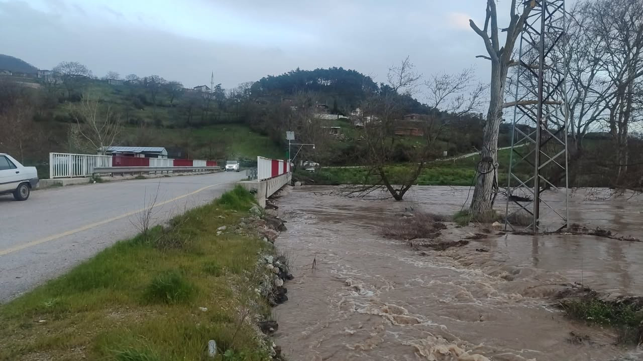 Biga’da Kocabaş Çayı taştı: Su baskınları meydana geldi
