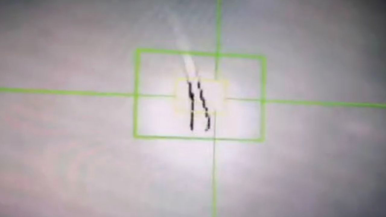 İran: Düşmana ait ileri bir savaş uçağı Keşm'de vuruldu ve düştü