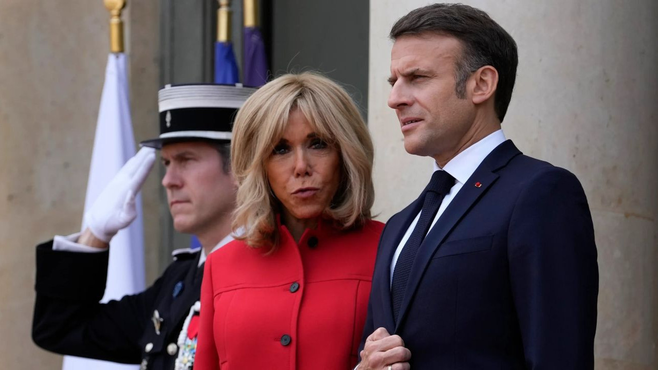 Trump Macron ile alay etti: 'Hala karısından yediği kroşenin etkisinde'