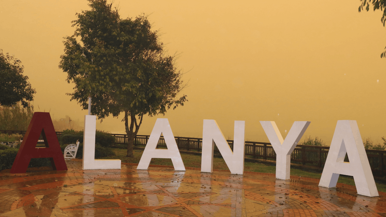 Alanya’da şaşırtan manzara! Gökyüzü turuncuya döndü