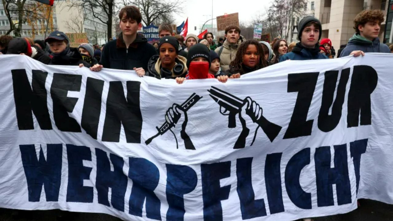 Almanya'da erkeklere yurt dışı yasağı: Bundeswehr izni şartı