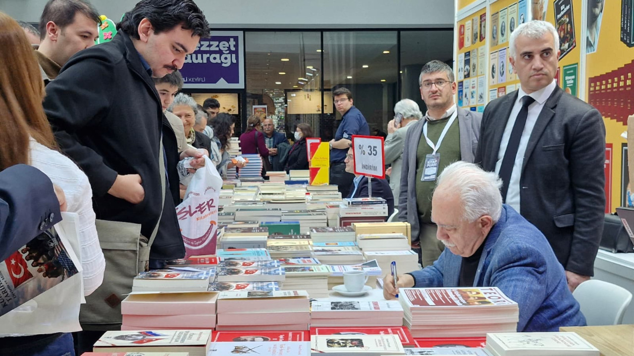 Ankara Kitap Fuarı’nda Perinçek’e yoğun ilgi