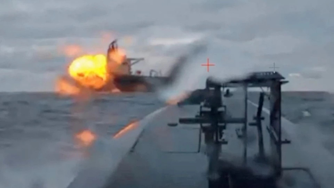 Hürmüz Boğazı’nda İsrail bağlantılı gemi vuruldu! İran duyurdu