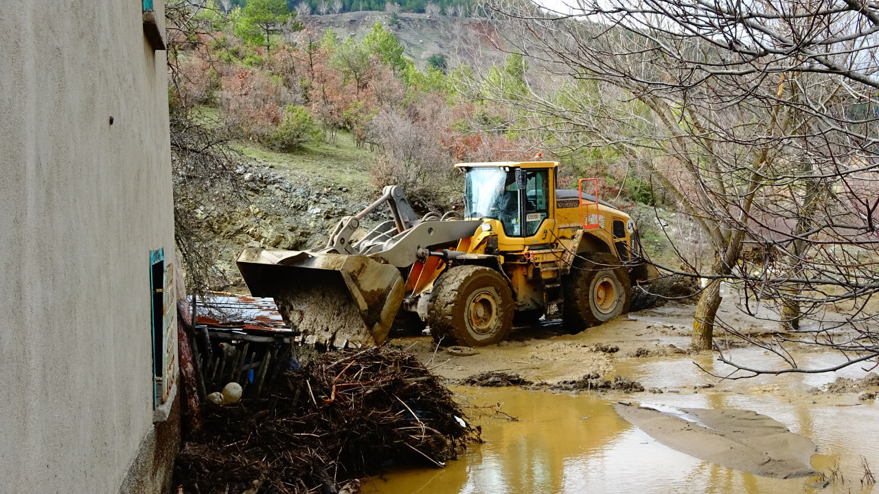 Kütahya’da yapay gölet taştı