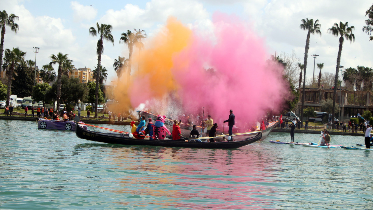 Portakal Çiçeği Karnavalı’nda renkli görüntüler! Seyhan Nehri’nde su korteji