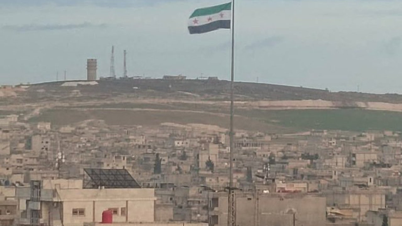 Suriye bayrağı Ayn el Arab’a dikildi